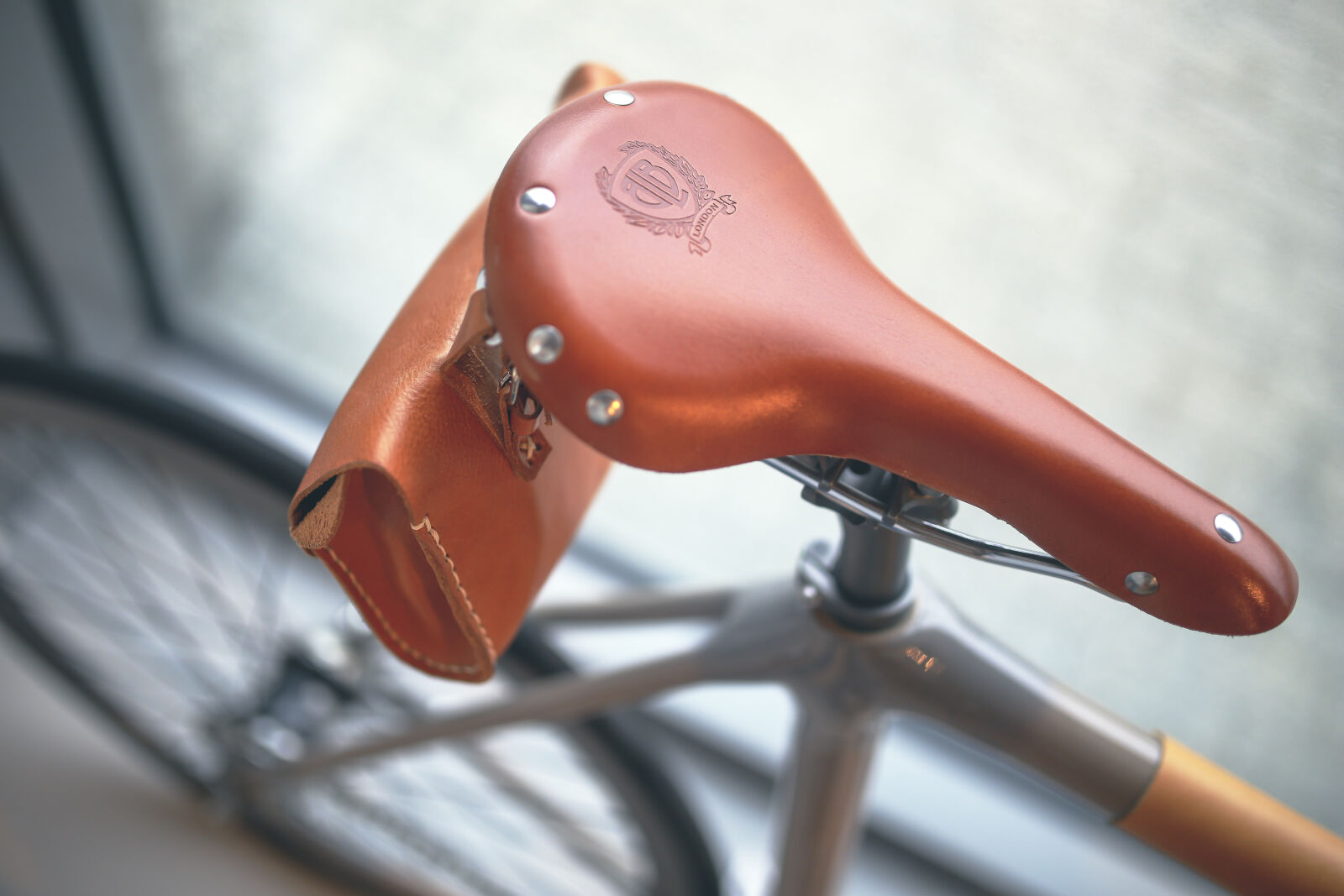 Canon EOS 6D + Sigma 35mm F1.4 DG HSM Art sample photo. Brown, leather, bicycle, saddle photography
