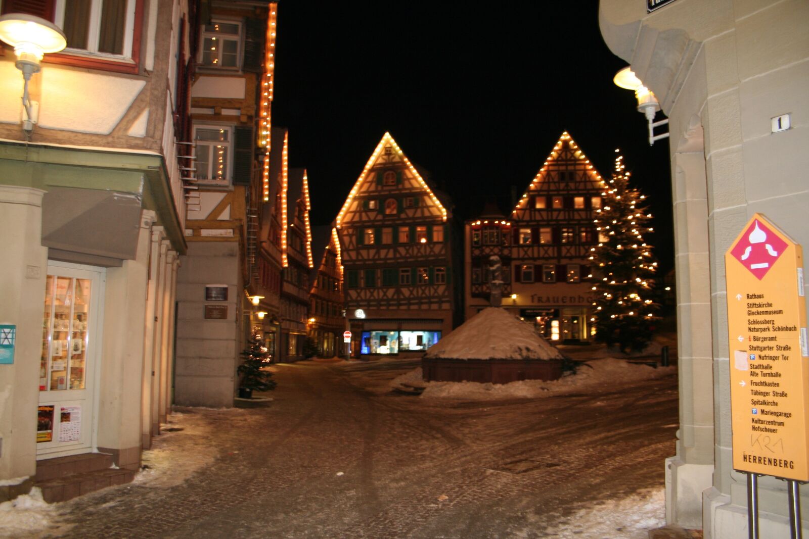 Canon EOS 350D (EOS Digital Rebel XT / EOS Kiss Digital N) sample photo. Night, white, winter photography