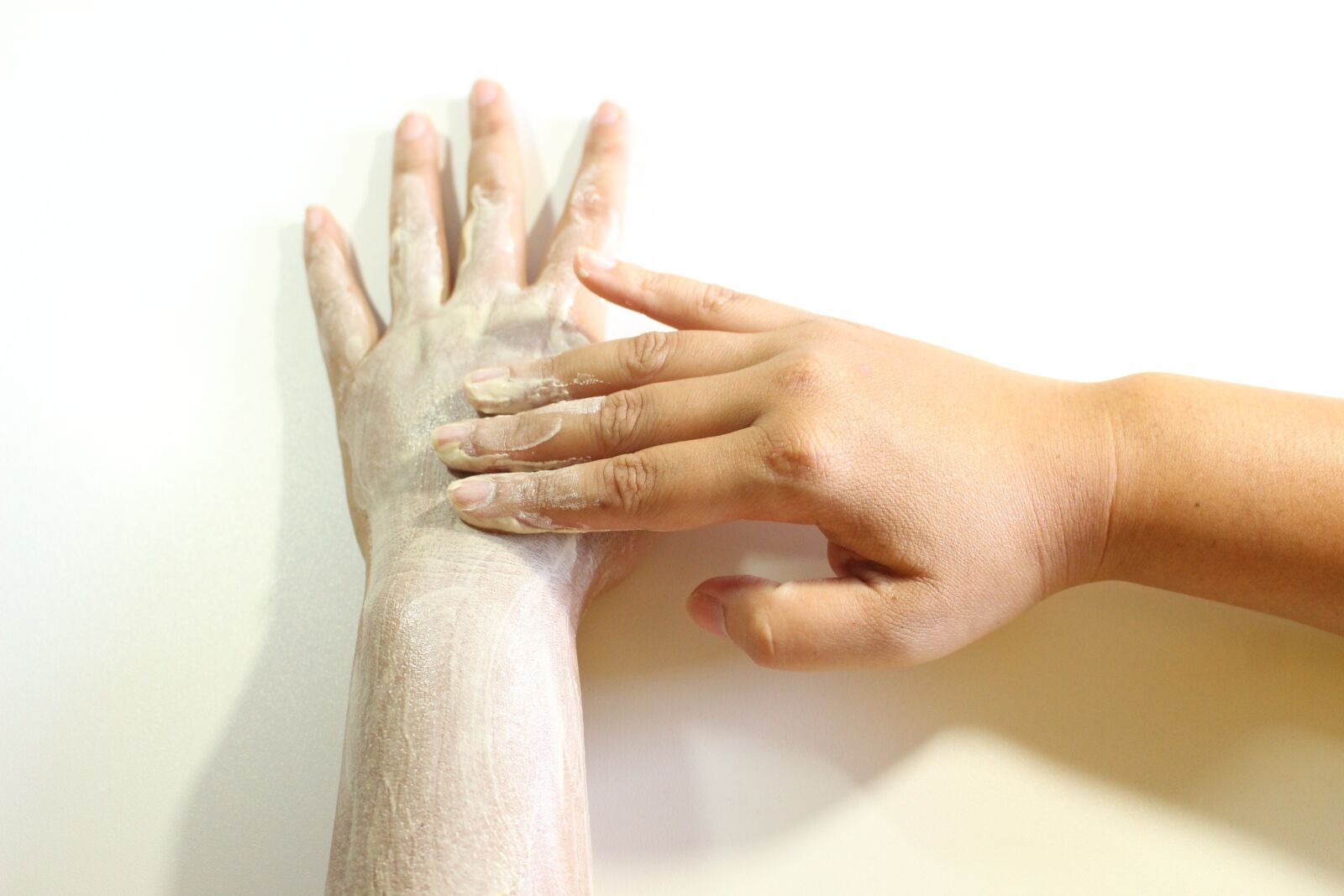 Canon EOS 700D (EOS Rebel T5i / EOS Kiss X7i) sample photo. Body scrub, scrub, hand photography