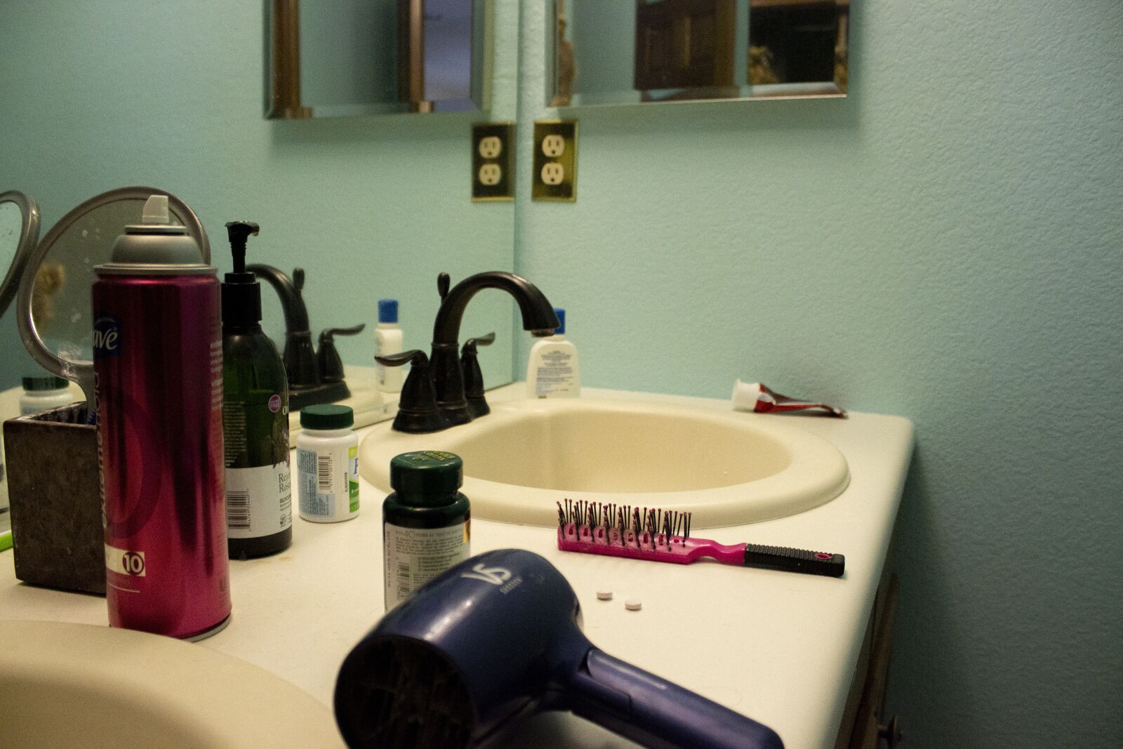 Canon EOS 600D (Rebel EOS T3i / EOS Kiss X5) sample photo. Sink, messy sink, bathroom photography