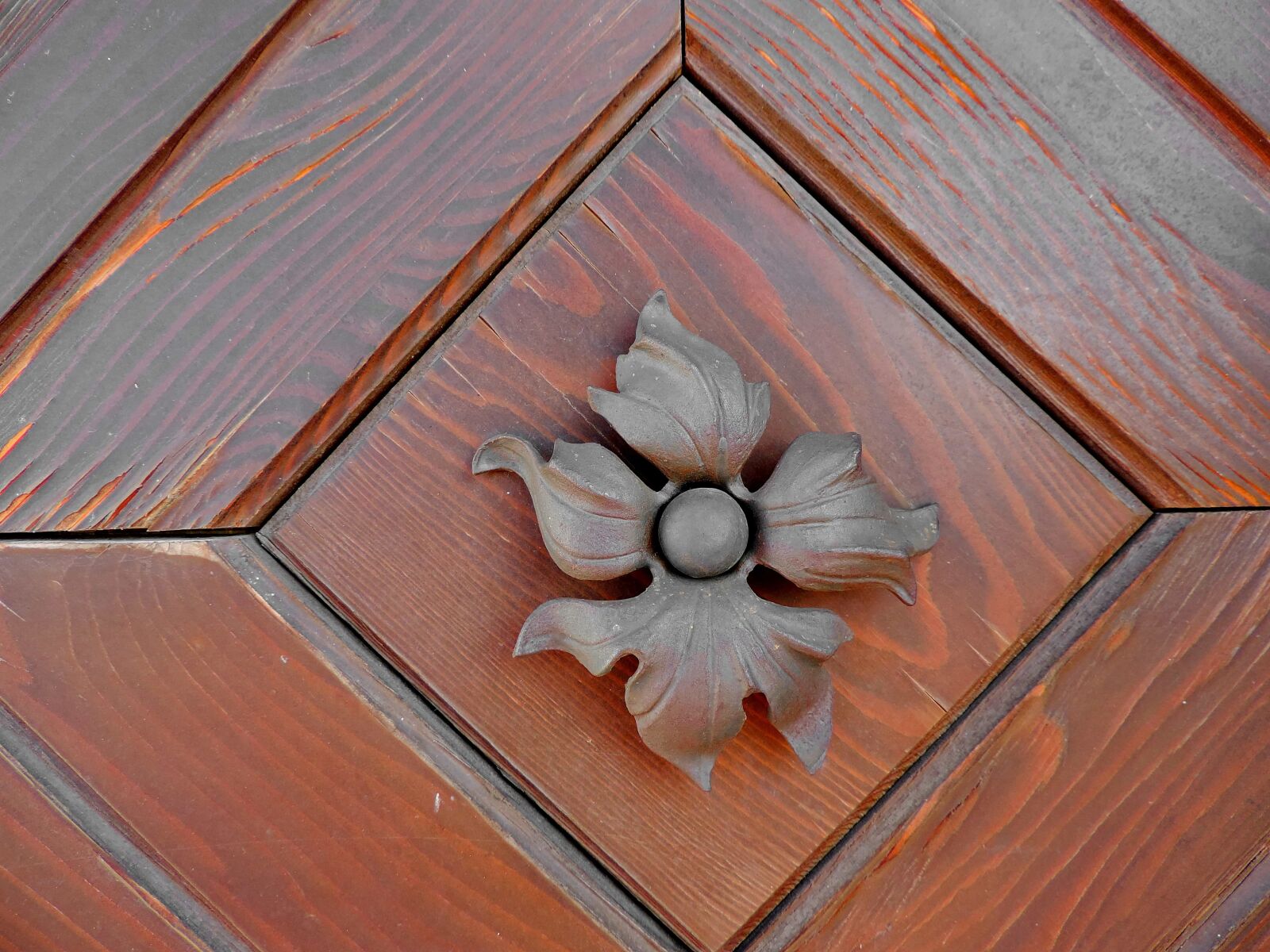 Nikon Coolpix P520 sample photo. Cast iron, decoration, oak photography