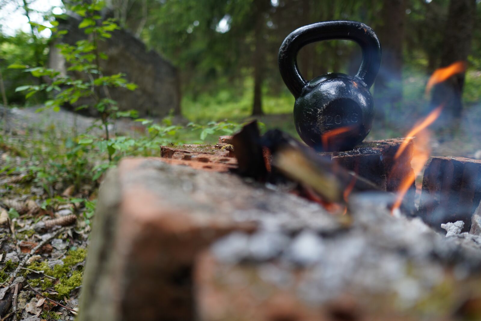 Sony a6400 + Sigma 16mm F1.4 DC DN | C sample photo. Kettlebell, fire, trening photography