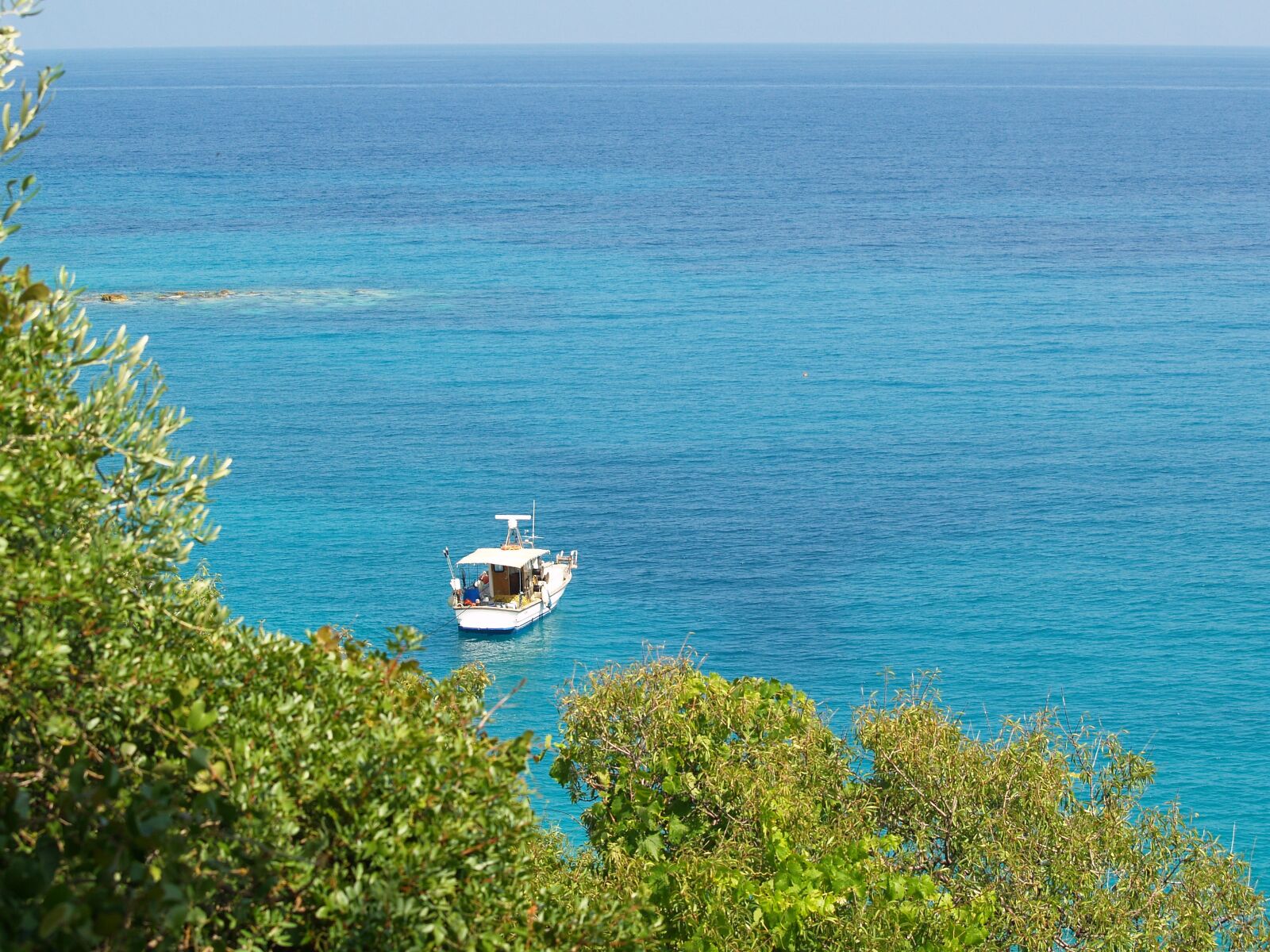 Olympus E-500 (EVOLT E-500) sample photo. Rowboat, sea, view photography