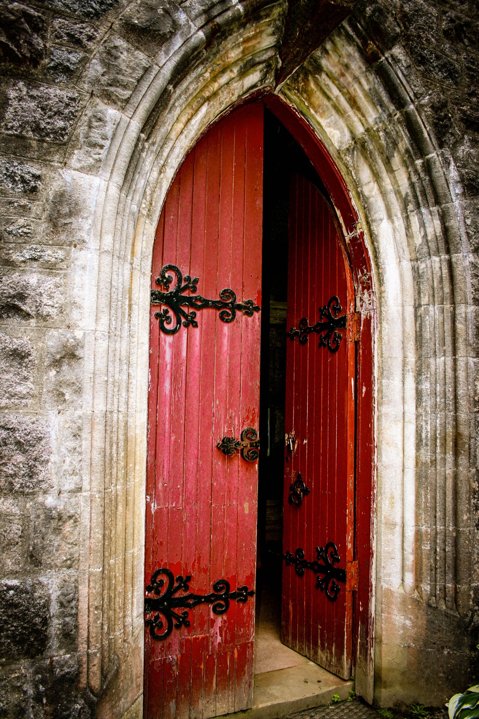 Canon EOS 400D (EOS Digital Rebel XTi / EOS Kiss Digital X) sample photo. Church, door, red door photography