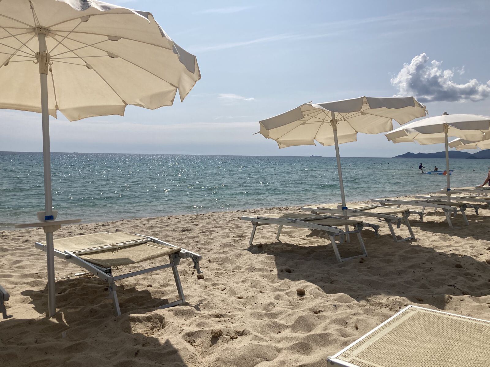 Apple iPhone SE (2nd generation) sample photo. Umbrellas, beach, sea photography