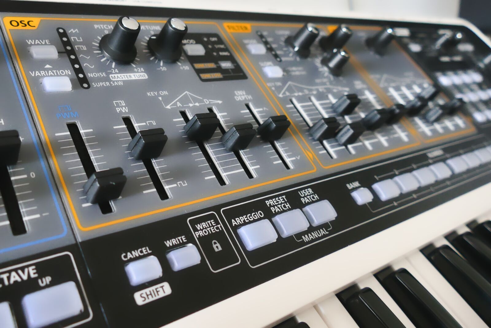 Panasonic Lumix DMC-FZ1000 sample photo. Synthesizer, toner production, oscillator photography