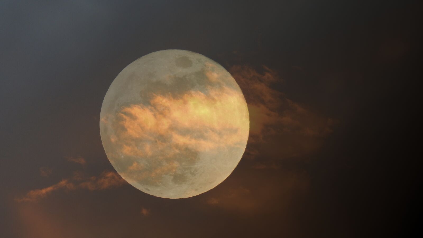 Nikon Coolpix P900 sample photo. Moon, clouds, the fullness photography