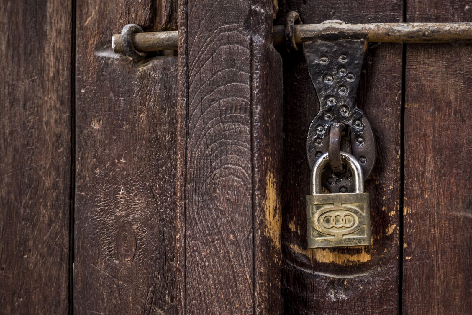 Canon EOS 1200D (EOS Rebel T5 / EOS Kiss X70 / EOS Hi) sample photo. Door, padlock, lock photography