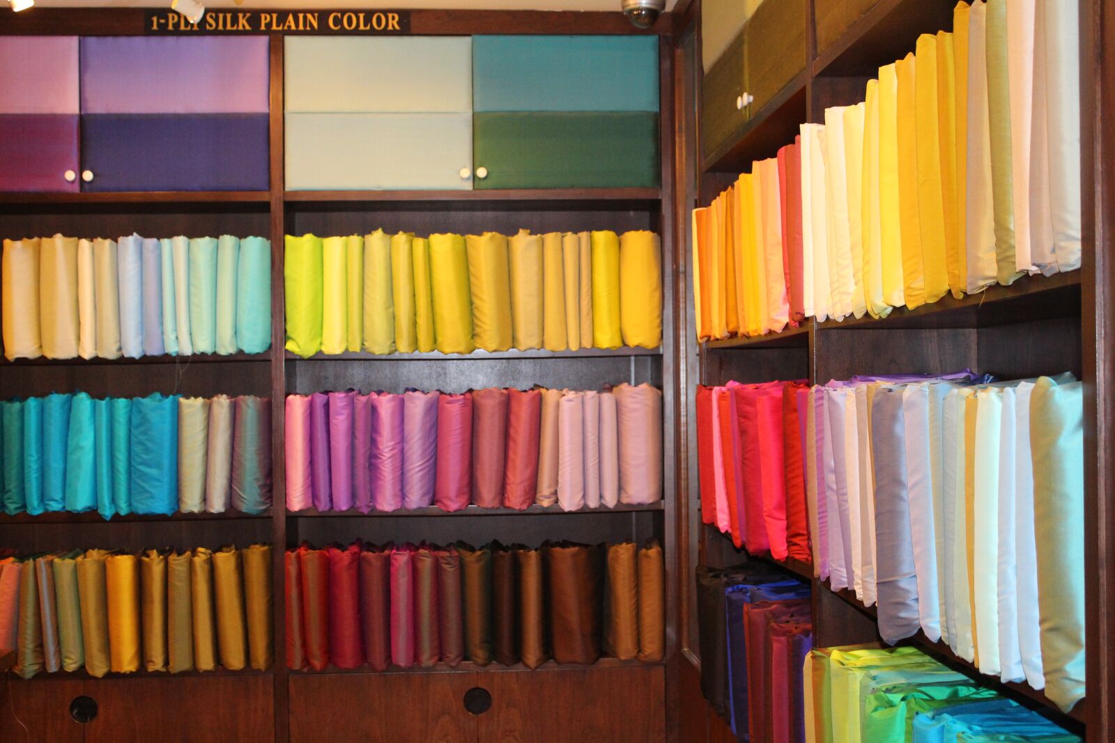 Canon EOS 650D (EOS Rebel T4i / EOS Kiss X6i) sample photo. Thai, silk, travel photography
