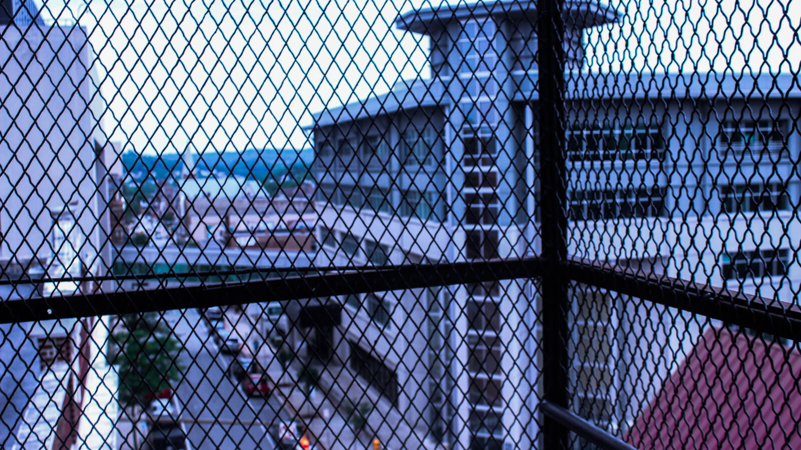 Canon EOS 600D (Rebel EOS T3i / EOS Kiss X5) sample photo. Building, city, fence, sky photography