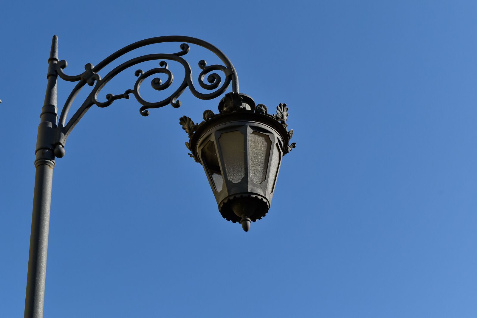 Nikon D5500 sample photo. Hanging, outdoors, lamp, blue photography