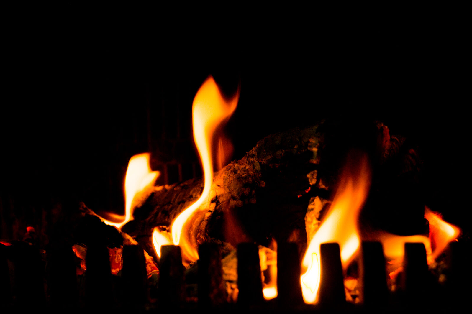 Sony DT 18-55mm F3.5-5.6 SAM II sample photo. Romantic, fire, burning, fireplace photography