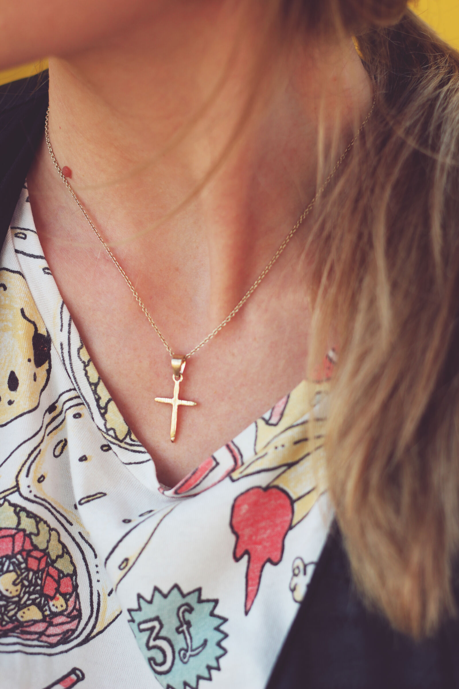 Canon EOS 600D (Rebel EOS T3i / EOS Kiss X5) + Canon EF 50mm F1.8 II sample photo. Gold, cross, necklaces photography
