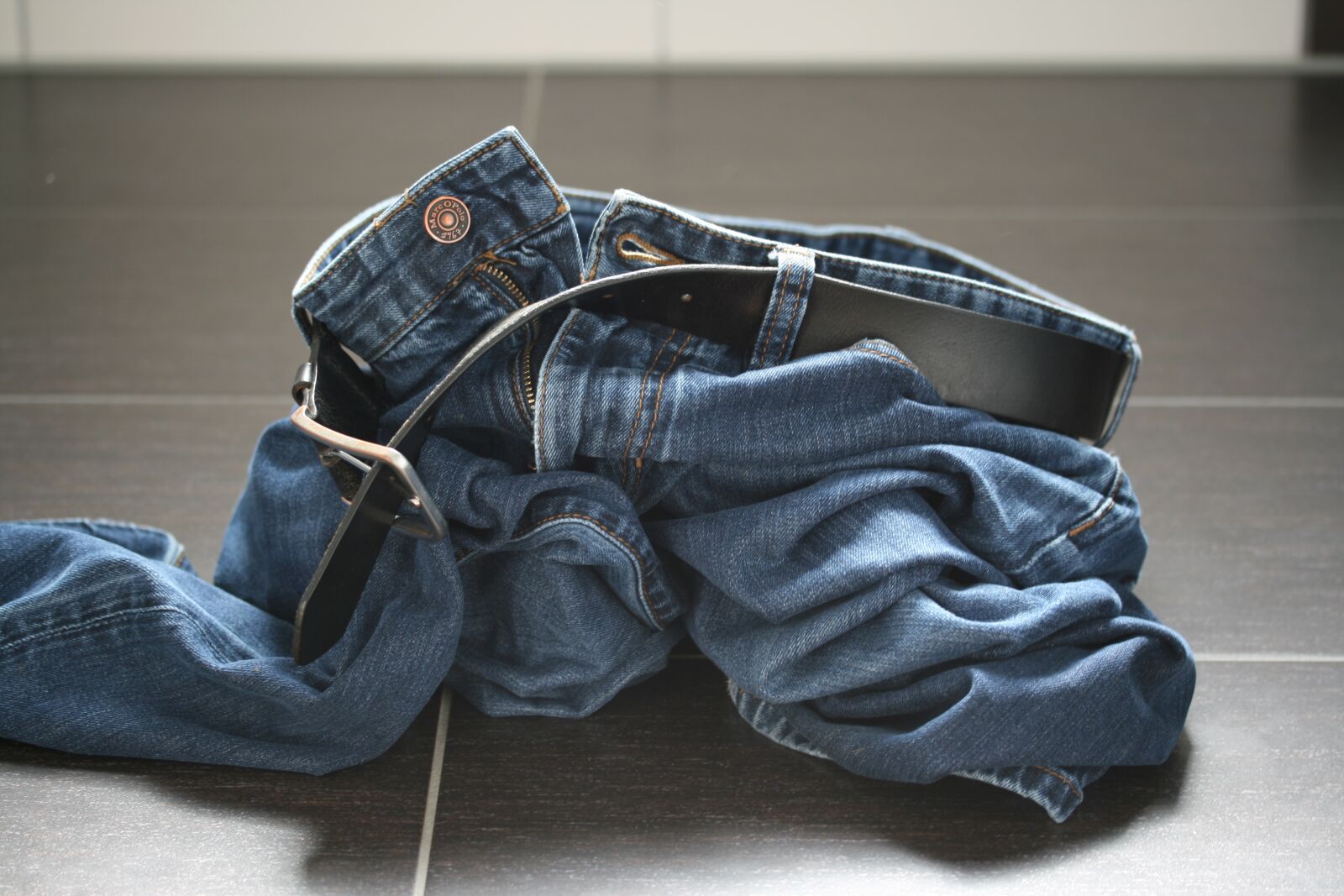 Canon EOS 400D (EOS Digital Rebel XTi / EOS Kiss Digital X) sample photo. Jeans, arrangement, ascension photography