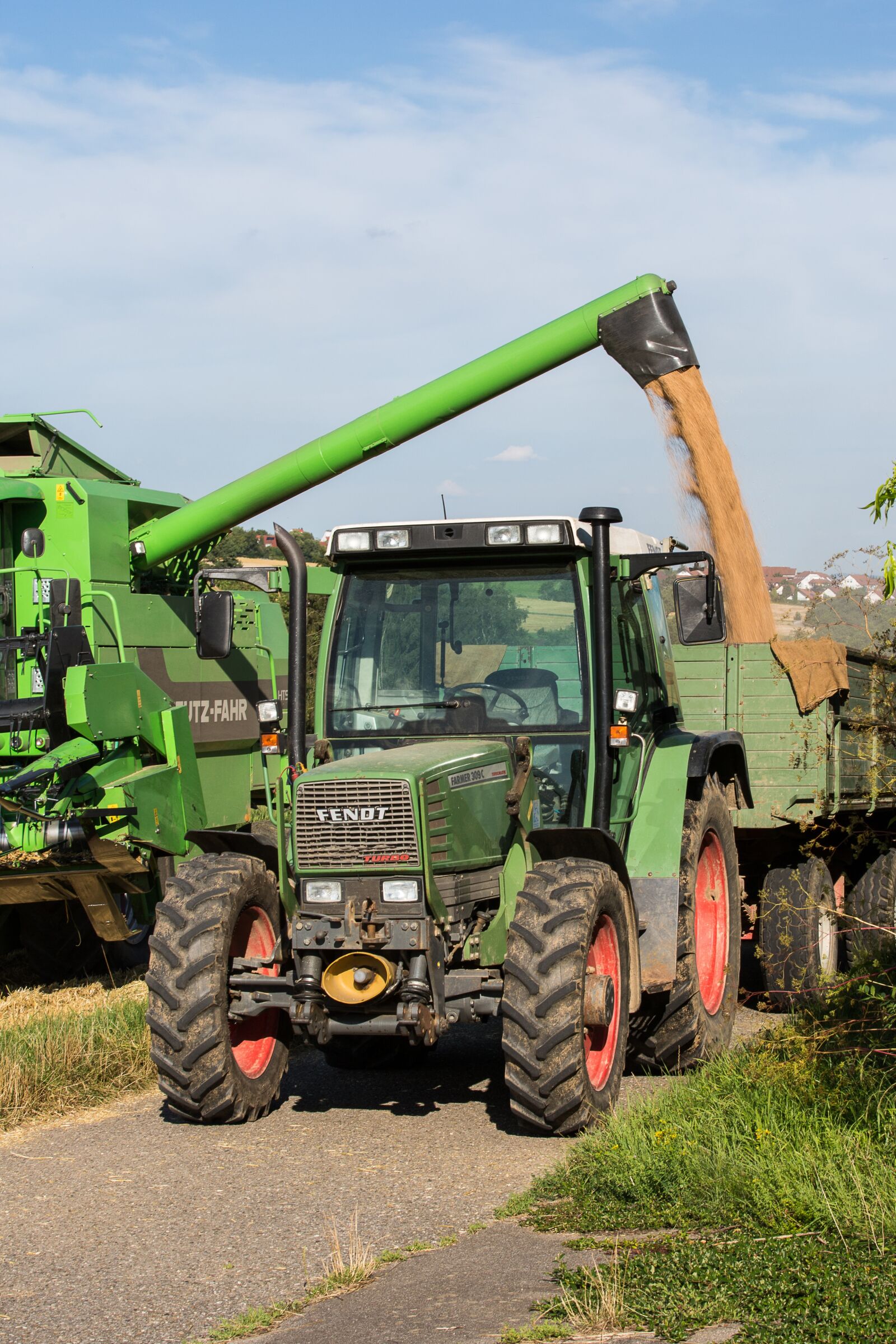 Canon EOS 5D Mark III sample photo. Combine harvester, tractor, harvest photography
