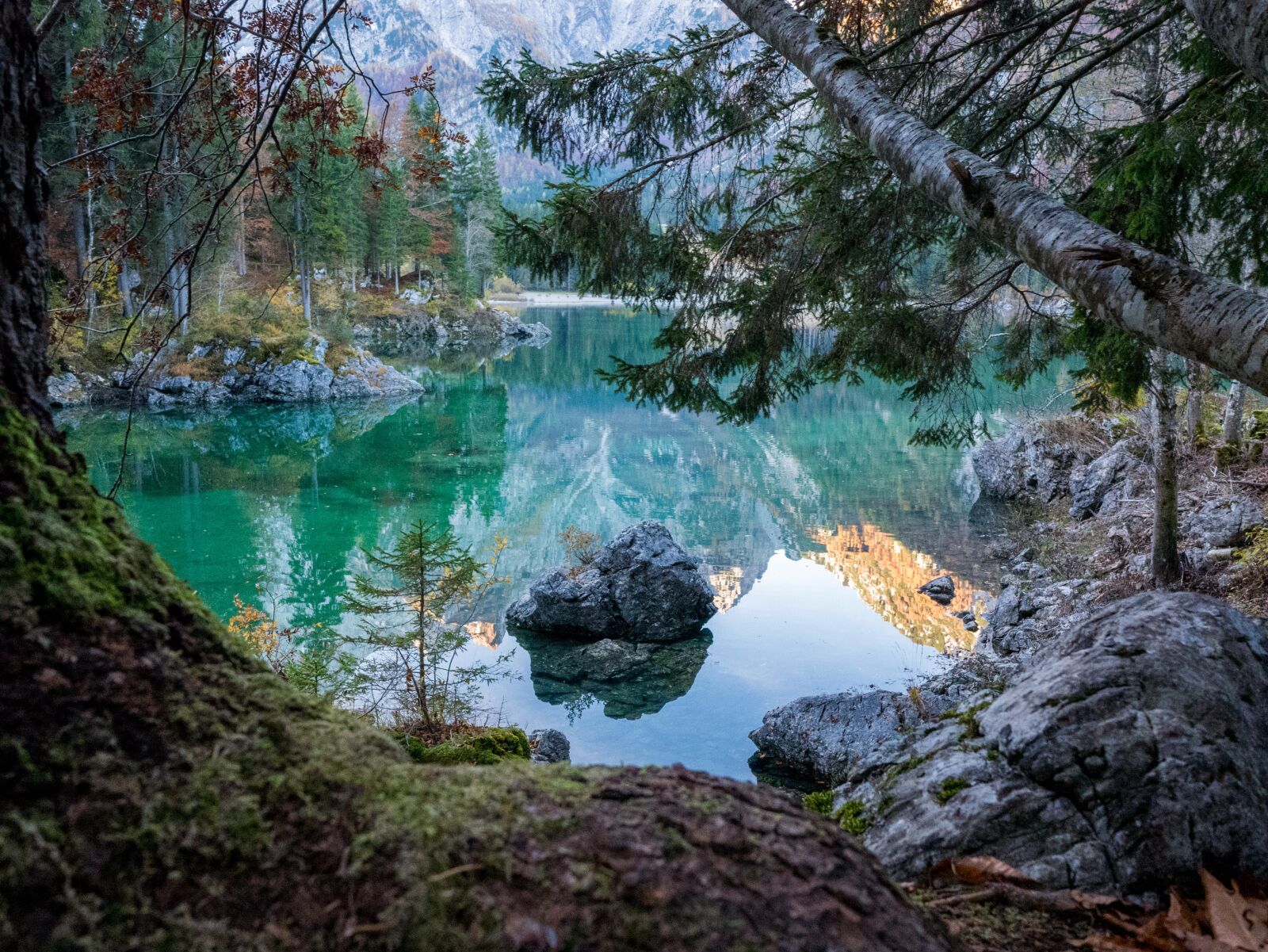 Panasonic DMC-G81 + LEICA DG SUMMILUX 15/F1.7 sample photo. Italy, lake, morning photography