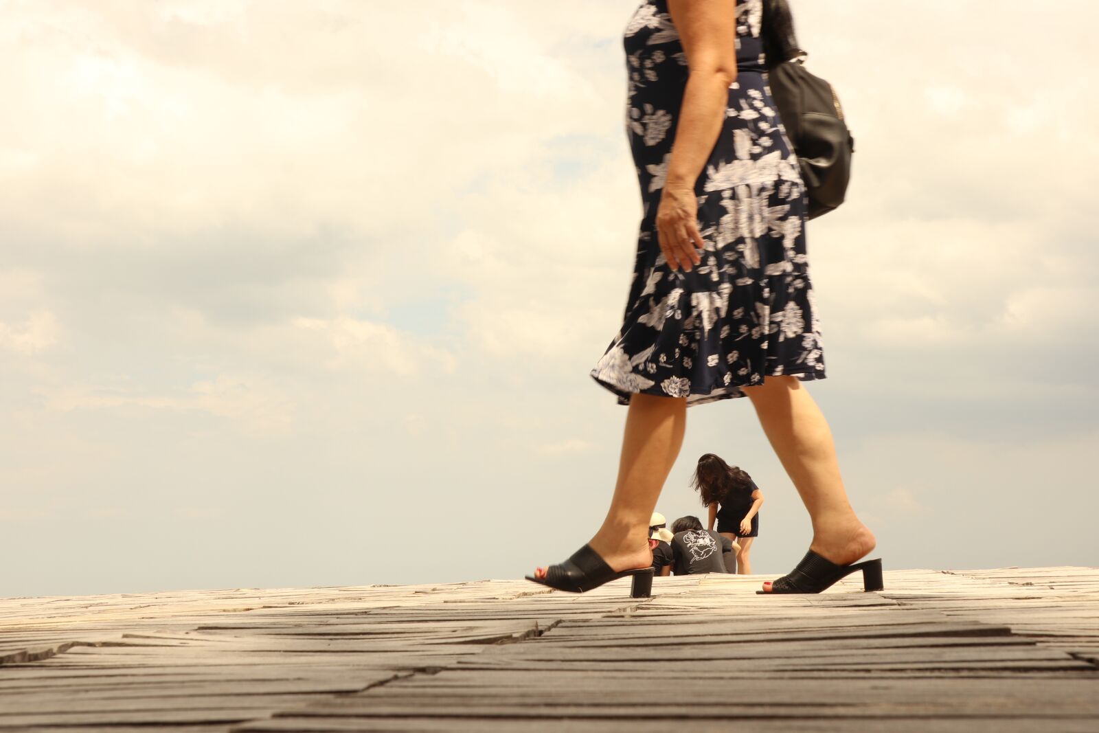 Canon EOS M6 sample photo. Woman walking, shoes, black photography