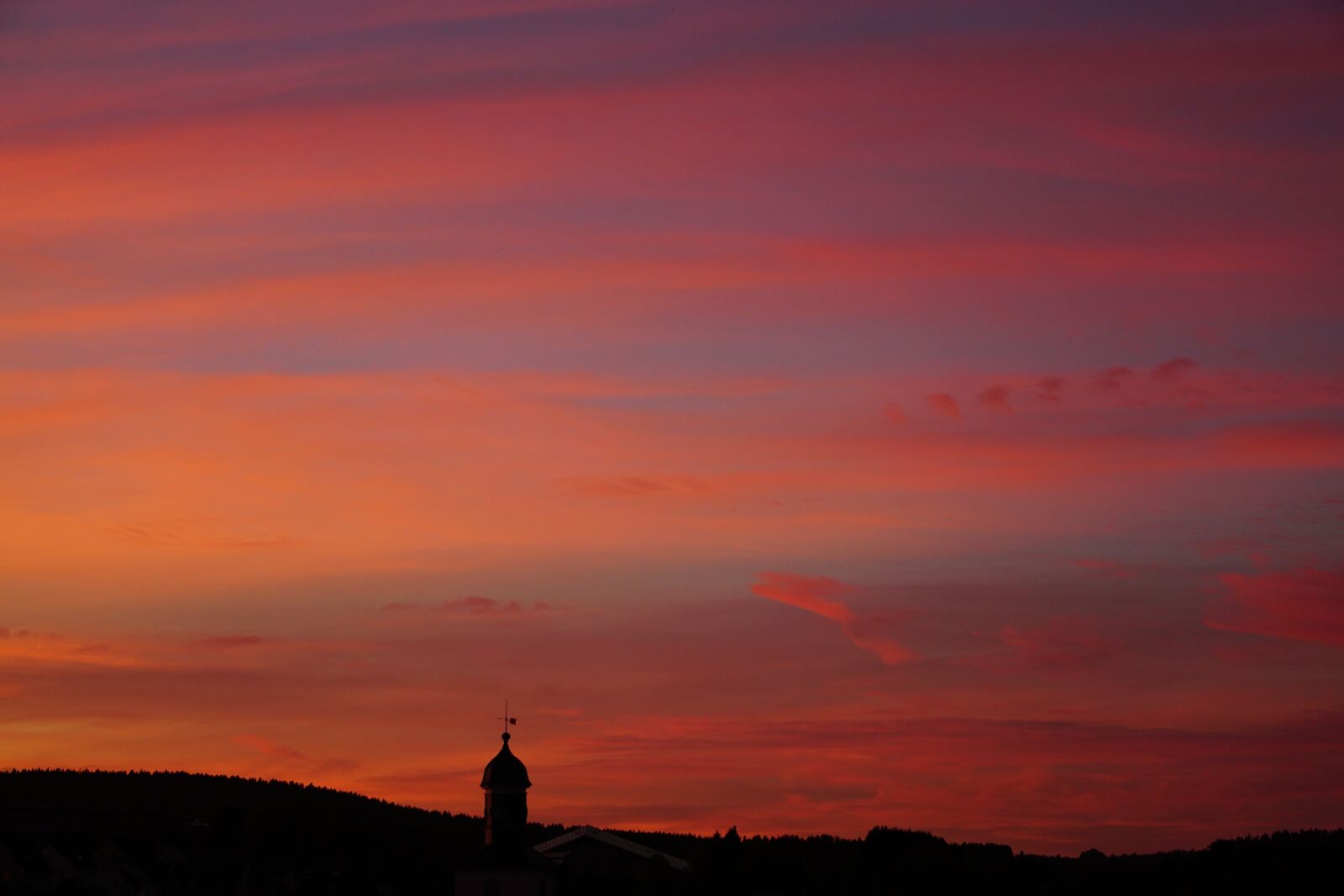 Sony E 55-210mm F4.5-6.3 OSS sample photo. Sunset, afterglow, evening sky photography