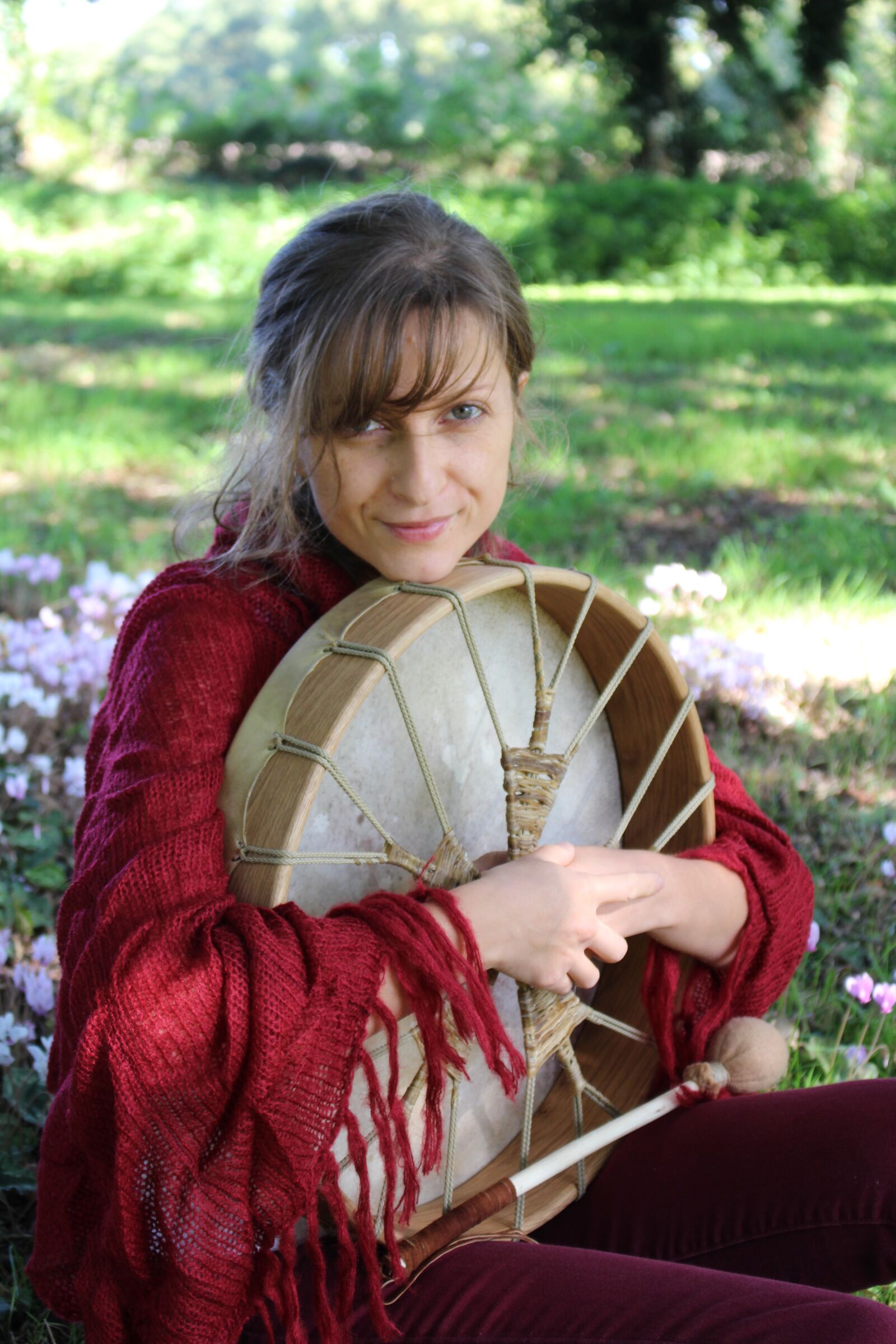 Canon EOS 100D (EOS Rebel SL1 / EOS Kiss X7) sample photo. Woman, drum, oak photography