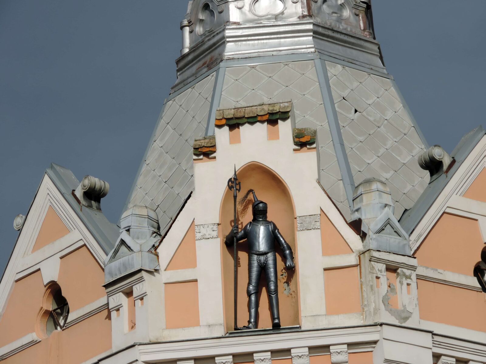 Nikon Coolpix P520 sample photo. Armor, facade, knight, architecture photography
