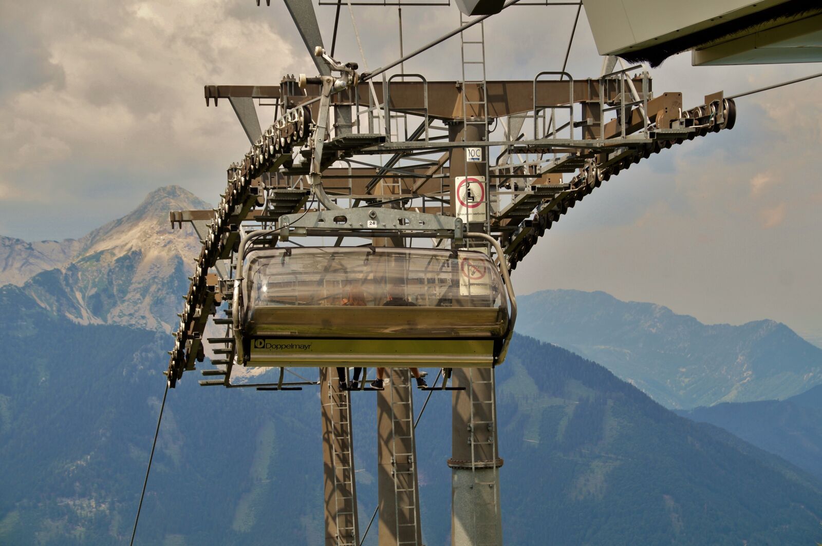 Sony SLT-A58 sample photo. Cableway, exit, mountain photography