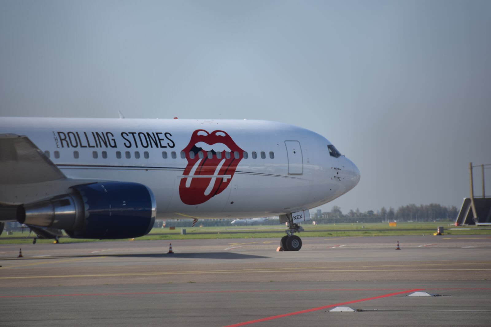 Nikon D5300 sample photo. Rolling stones, airplane, schiphol photography