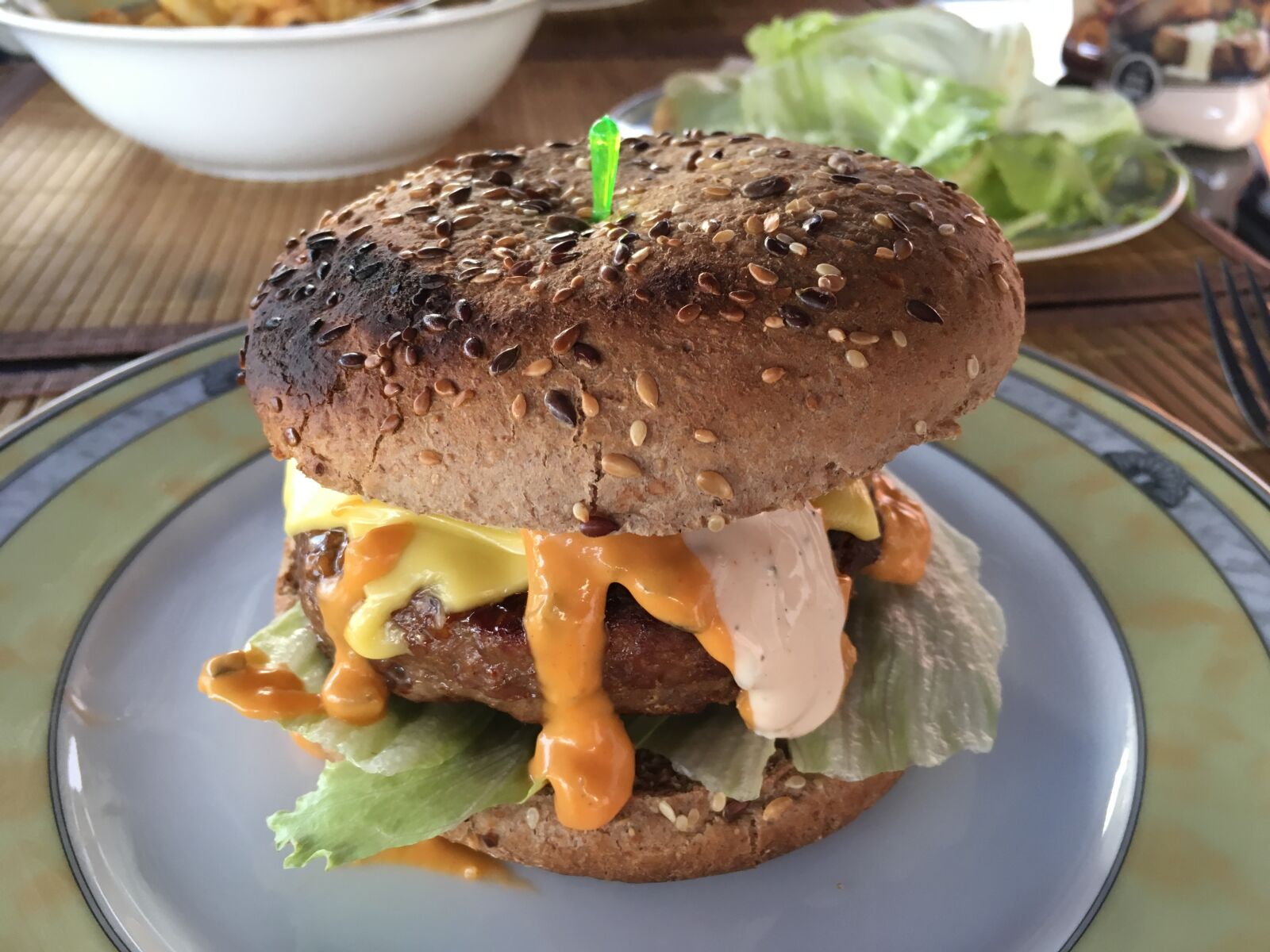 iPhone SE back camera 4.15mm f/2.2 sample photo. Eat, hamburger, delicious photography