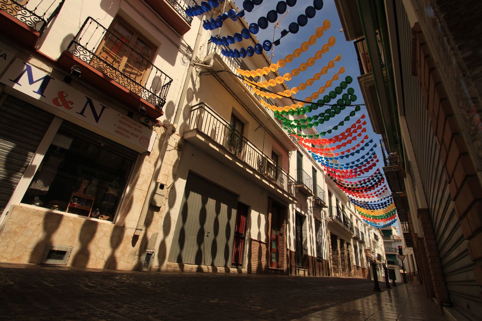Canon EOS 700D (EOS Rebel T5i / EOS Kiss X7i) sample photo. Colorful, garland, alley photography