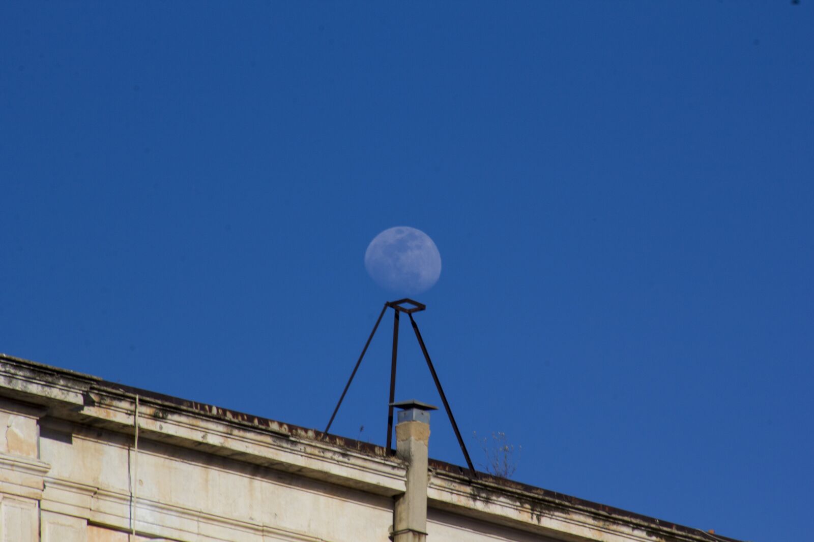 Canon EOS 60D sample photo. Moon, stand, quaint photography