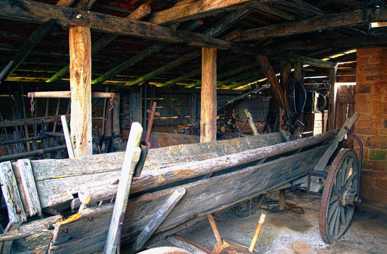 Canon EOS 1000D (EOS Digital Rebel XS / EOS Kiss F) sample photo. Farm, barn, hay wagon photography