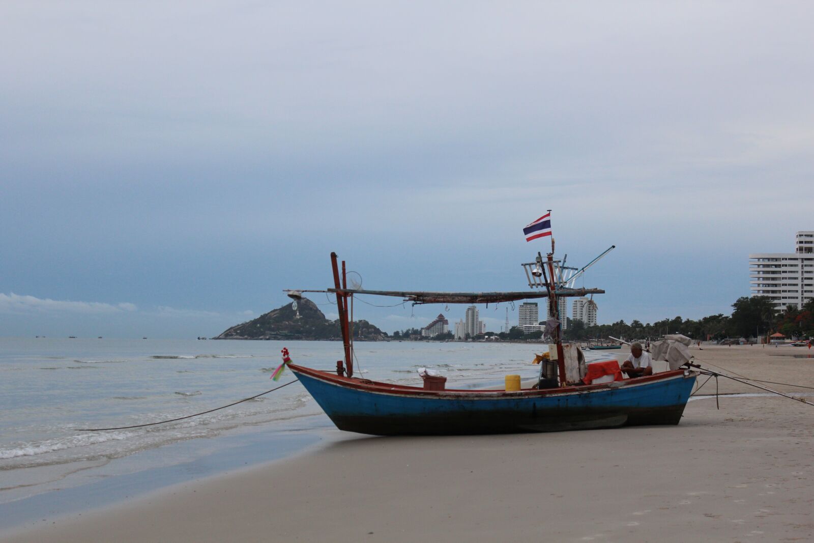 Canon EOS 600D (Rebel EOS T3i / EOS Kiss X5) sample photo. Boat, beach, sea photography