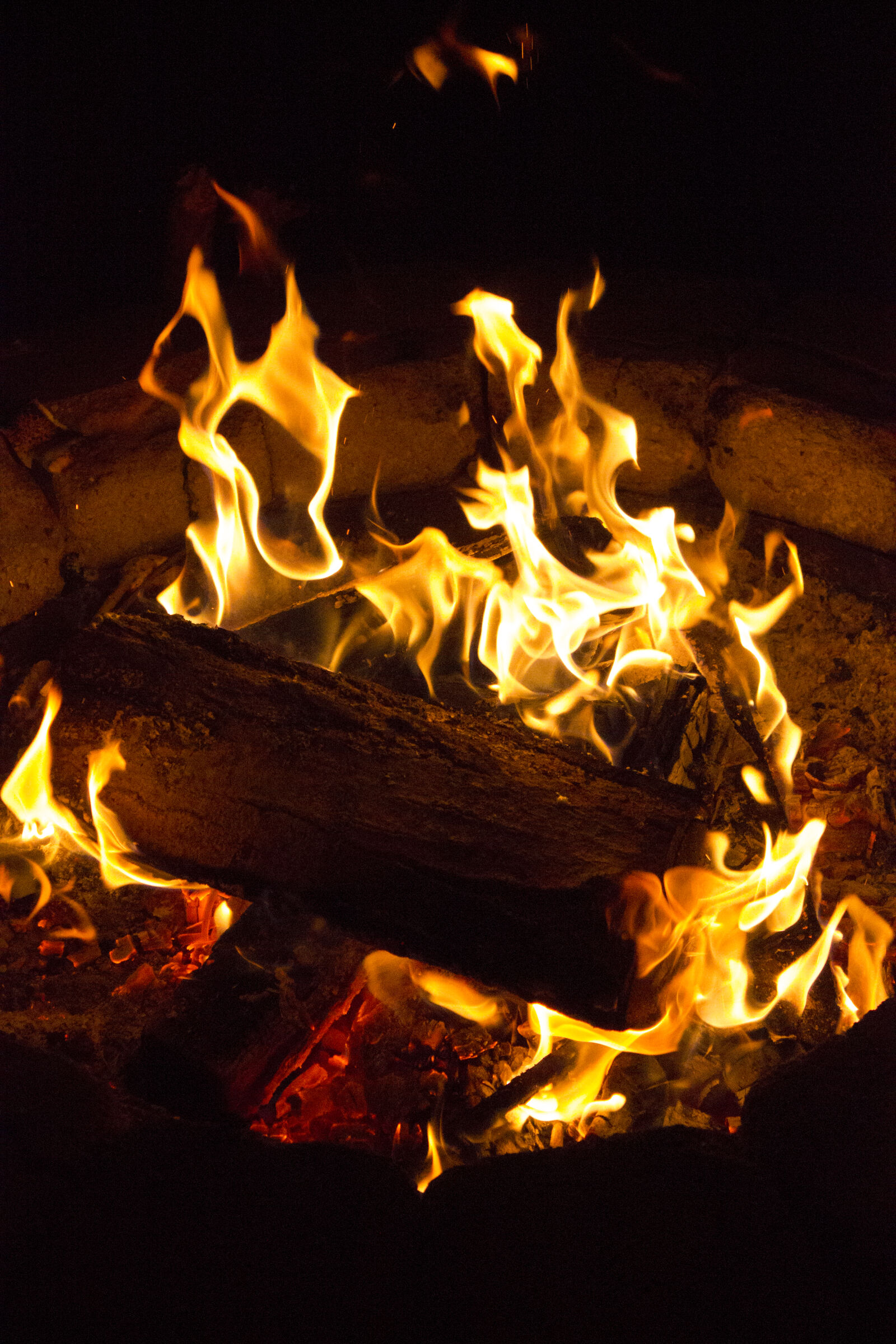 Canon EOS 550D (EOS Rebel T2i / EOS Kiss X4) sample photo. Camp, fire, fire, flames photography