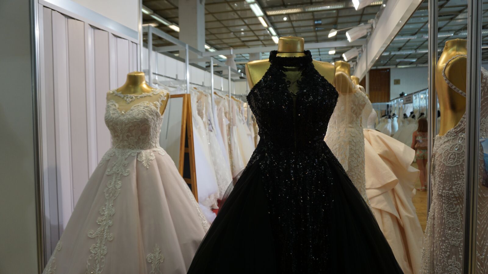 Sony E 16-50mm F3.5-5.6 PZ OSS sample photo. Wedding, fashion, white photography