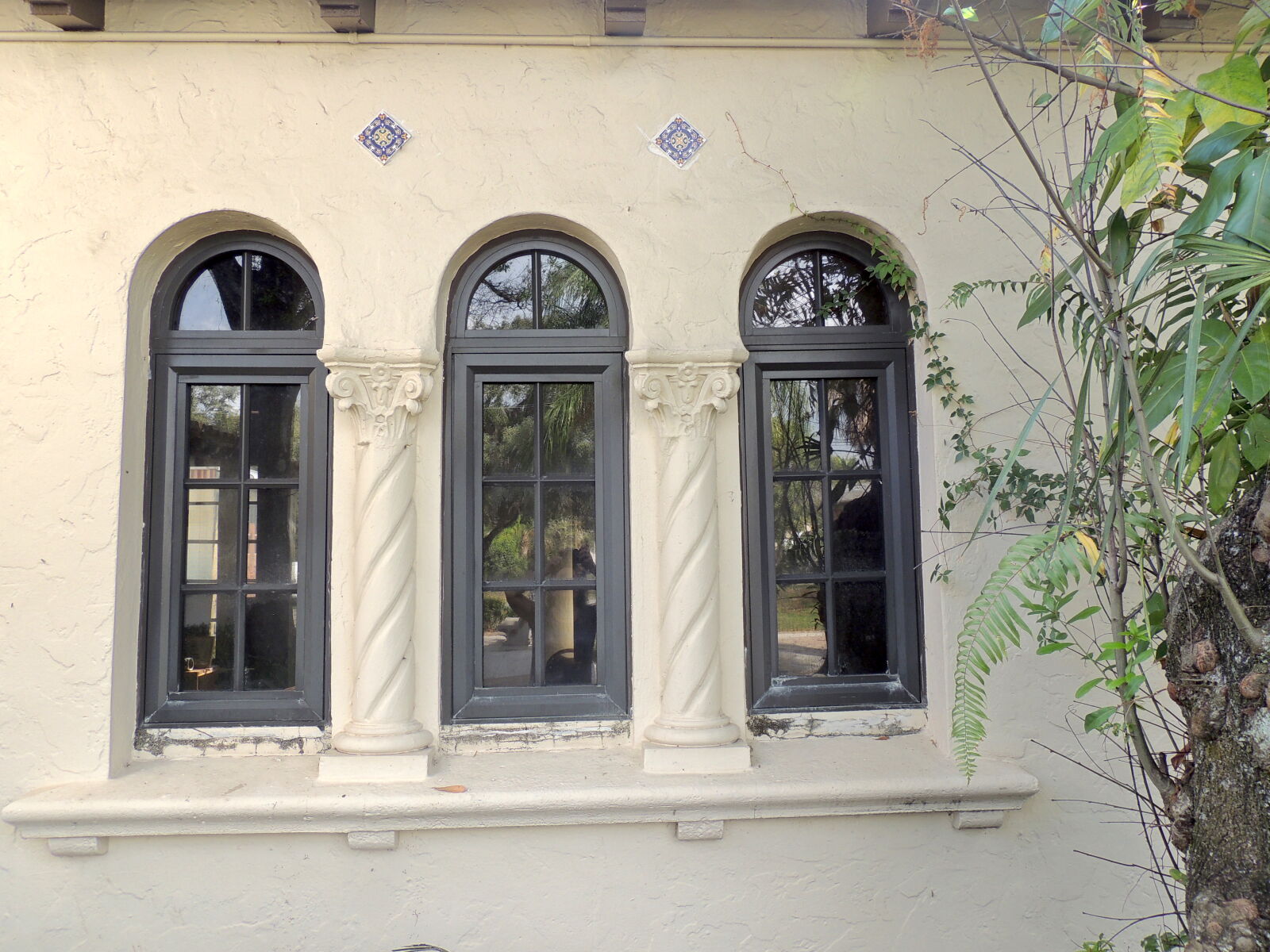 Nikon Coolpix P510 sample photo. Arched, window, arches, architectural photography