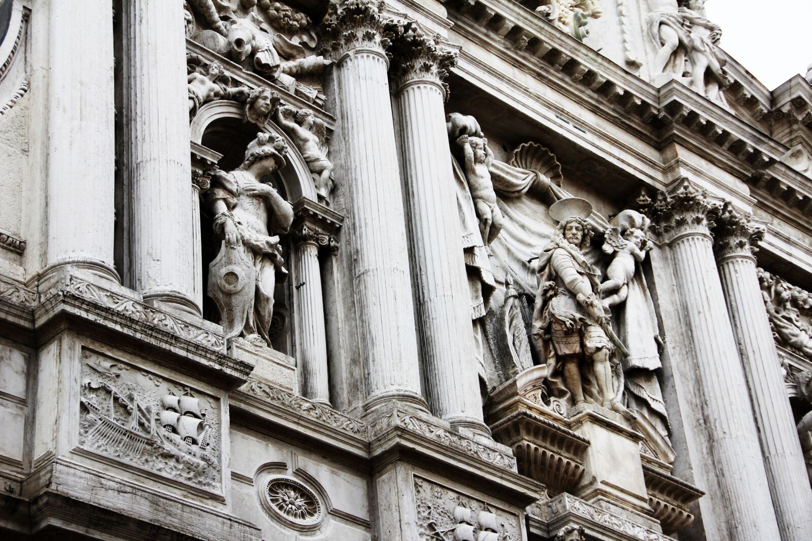 Canon EOS 60D sample photo. Stucco fa ade, figures photography
