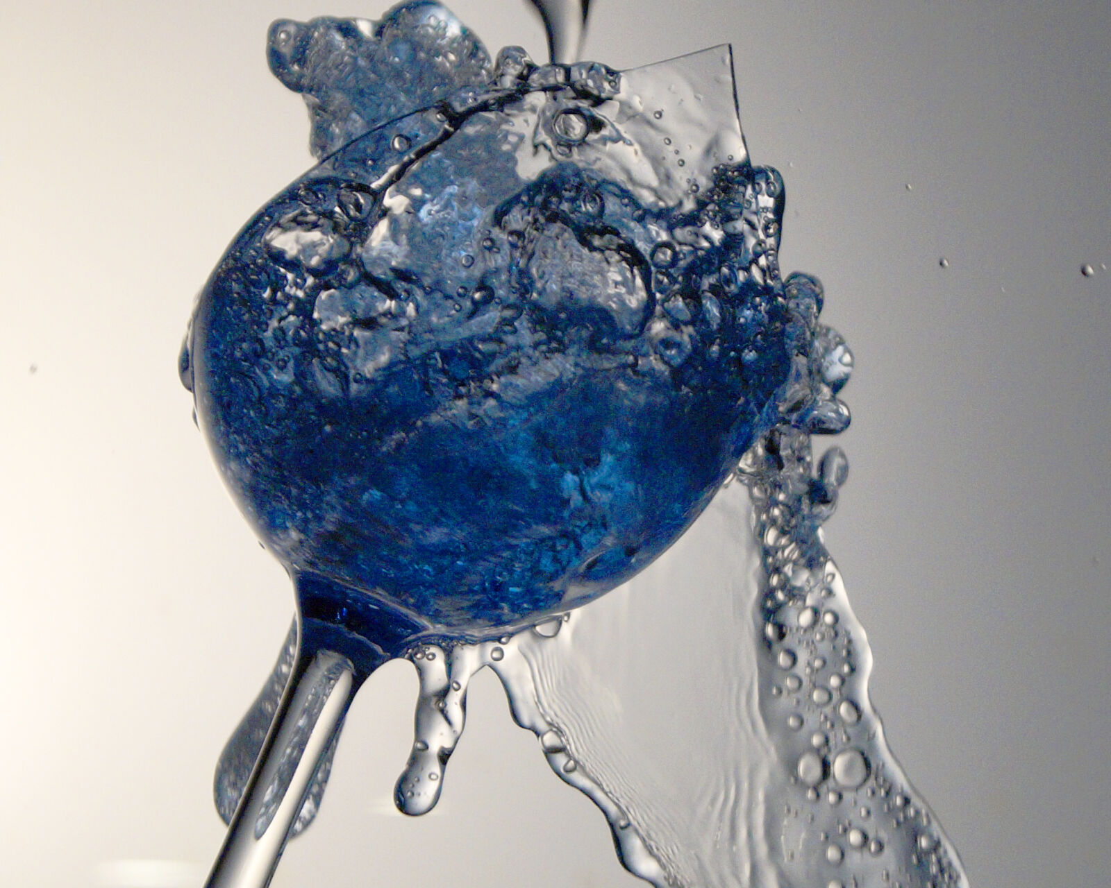 Sony DT 18-55mm F3.5-5.6 SAM II sample photo. Blue, water, broken, glass photography