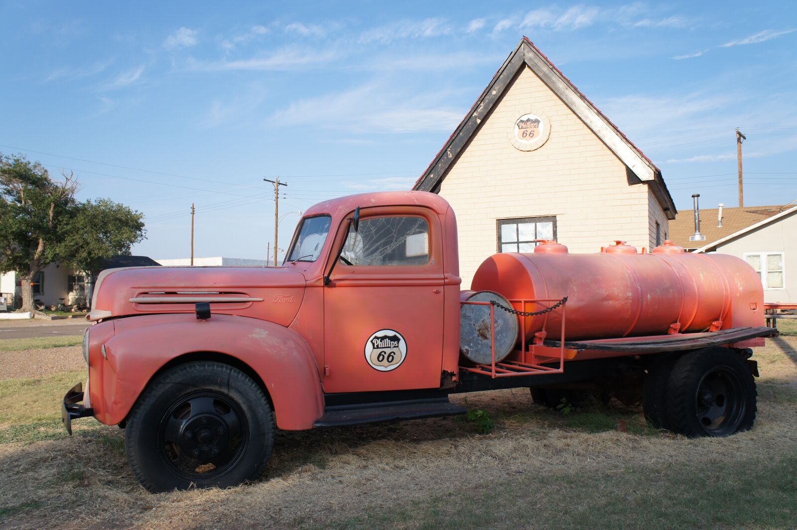 Sony Alpha NEX-C3 + Sony E 18-55mm F3.5-5.6 OSS sample photo. Vehicle, truck, fuel photography
