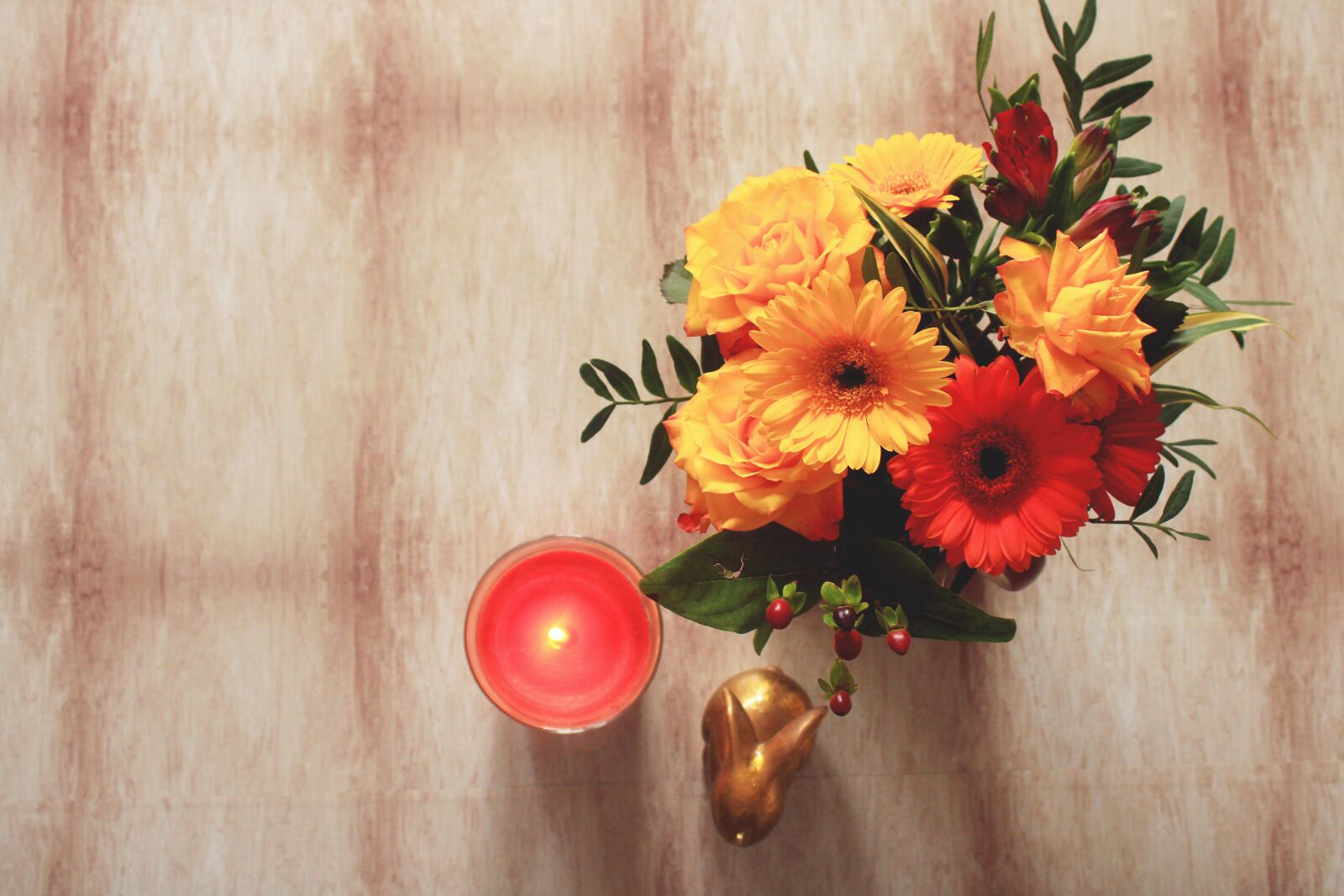 Canon EOS 2000D (EOS Rebel T7 / EOS Kiss X90 / EOS 1500D) sample photo. Bouquet, gerbera, morning photography