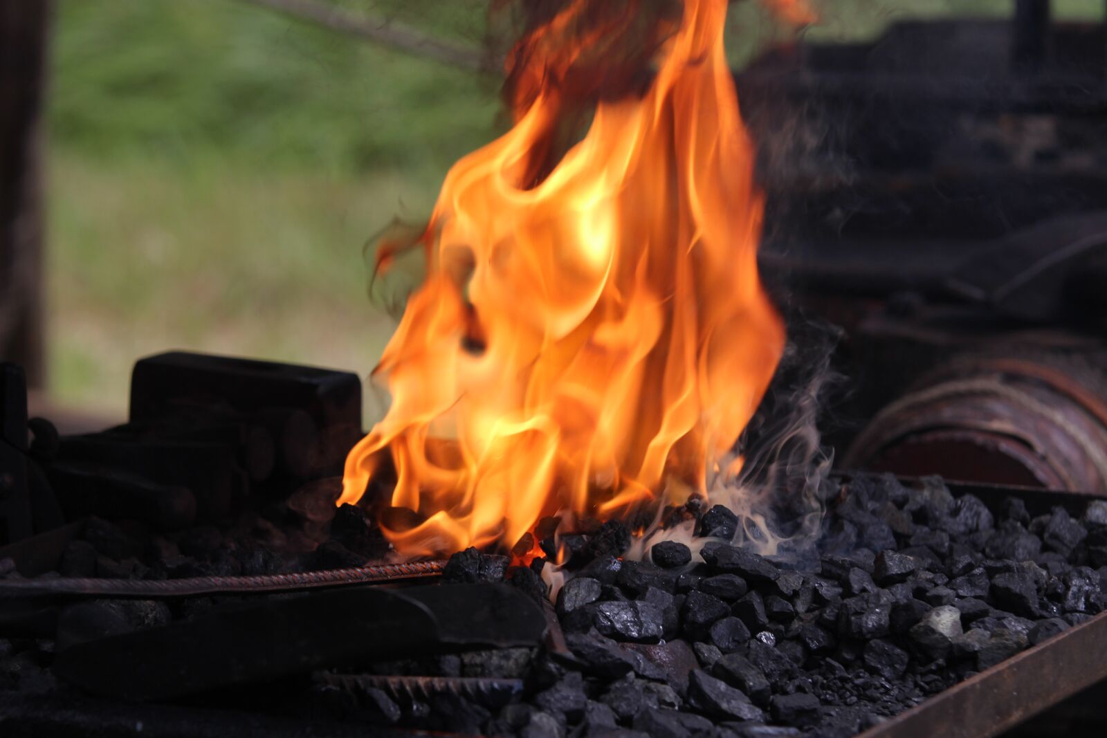 Canon EOS 600D (Rebel EOS T3i / EOS Kiss X5) sample photo. Fire, carbon, blacksmith photography