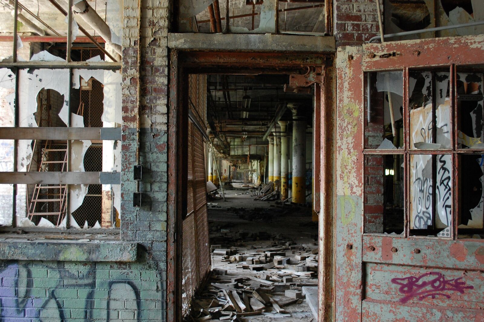 Nikon D40 sample photo. Broken doorway, abandoned, old photography