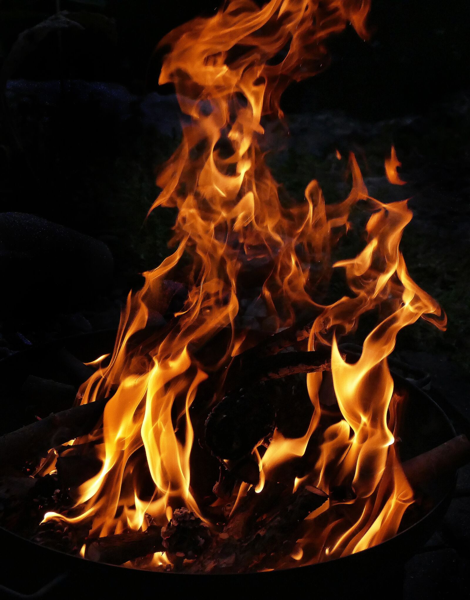Panasonic Lumix DMC-FZ1000 sample photo. Fire, flame, fire bowl photography