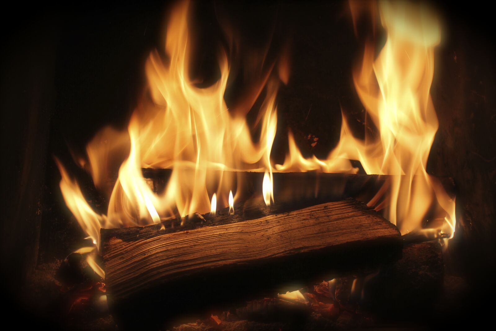 Canon EOS 1100D (EOS Rebel T3 / EOS Kiss X50) sample photo. Fire, wood, firewood, fireplace photography