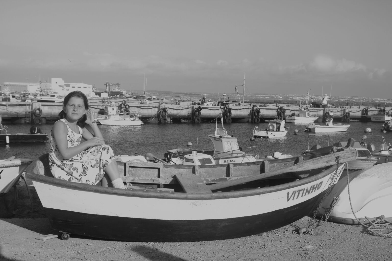 Canon EOS 2000D (EOS Rebel T7 / EOS Kiss X90 / EOS 1500D) sample photo. Girl, barca, boat photography