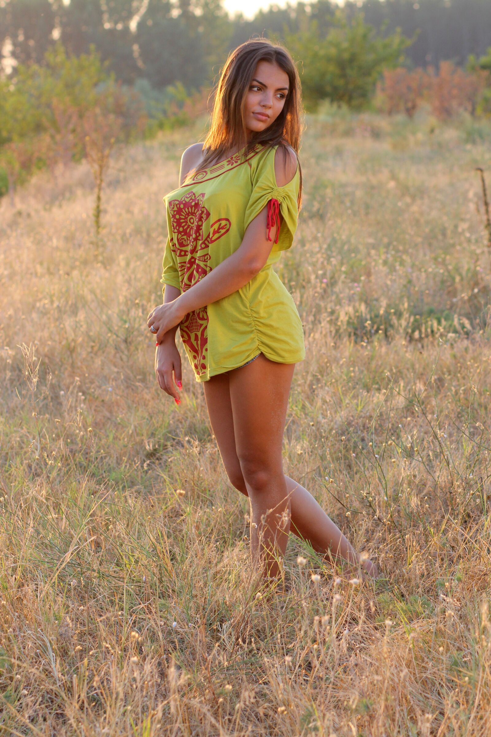 Canon EOS 700D (EOS Rebel T5i / EOS Kiss X7i) + Canon EF 85mm F1.8 USM sample photo. Girl, grass, sunset photography