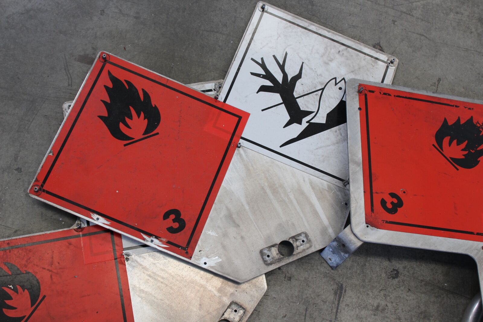 Canon EOS 1200D (EOS Rebel T5 / EOS Kiss X70 / EOS Hi) sample photo. Table, danger, dangerous photography