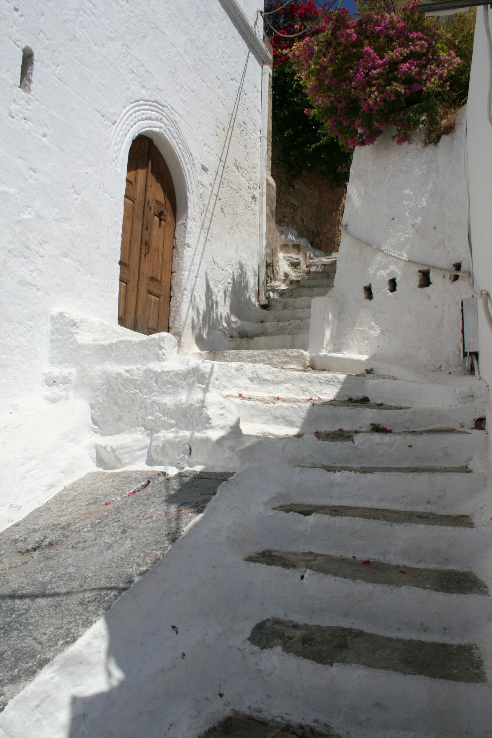 Canon EOS 350D (EOS Digital Rebel XT / EOS Kiss Digital N) sample photo. Greek, white house, stairs photography