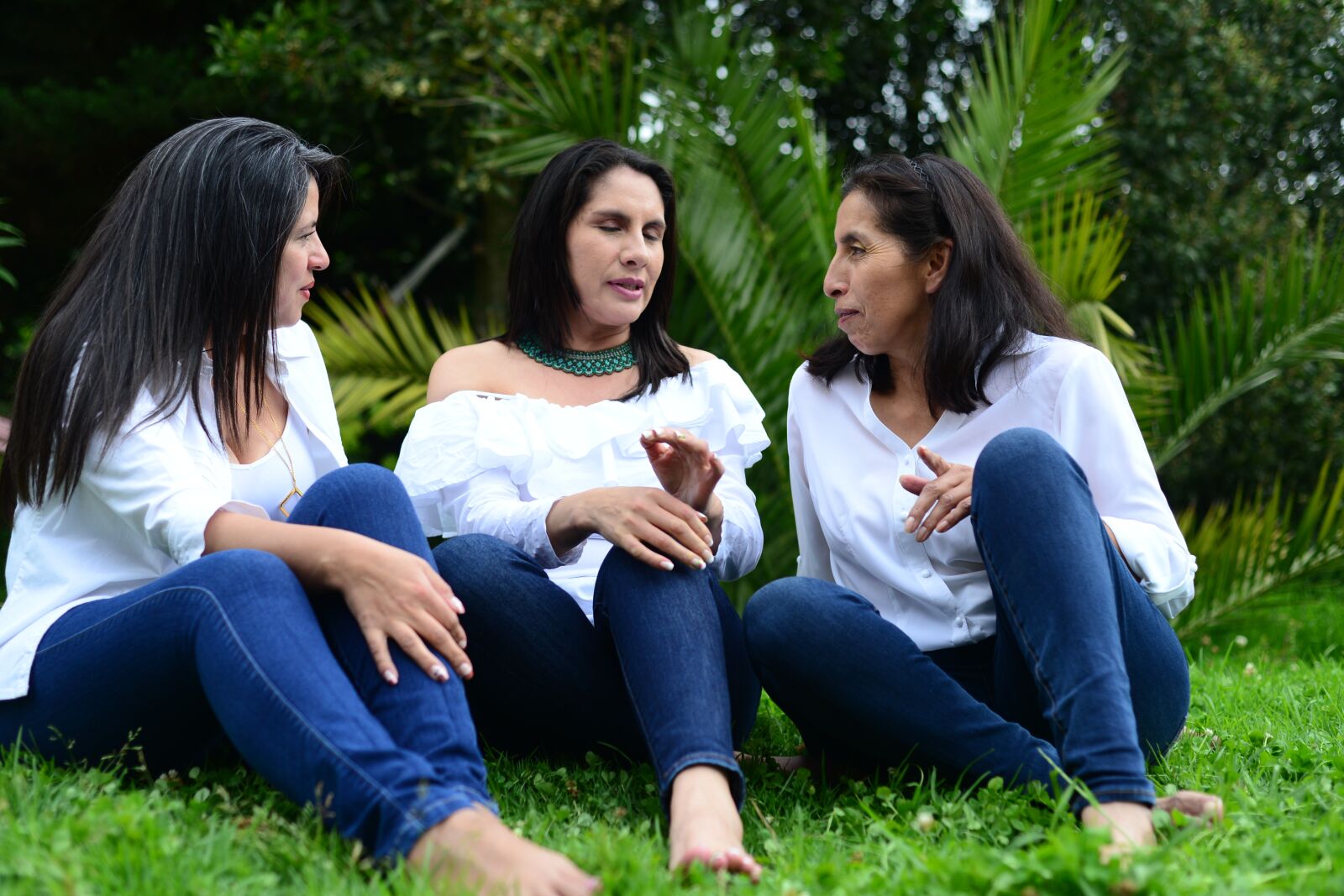 Nikon D600 sample photo. Women, girls, talking photography