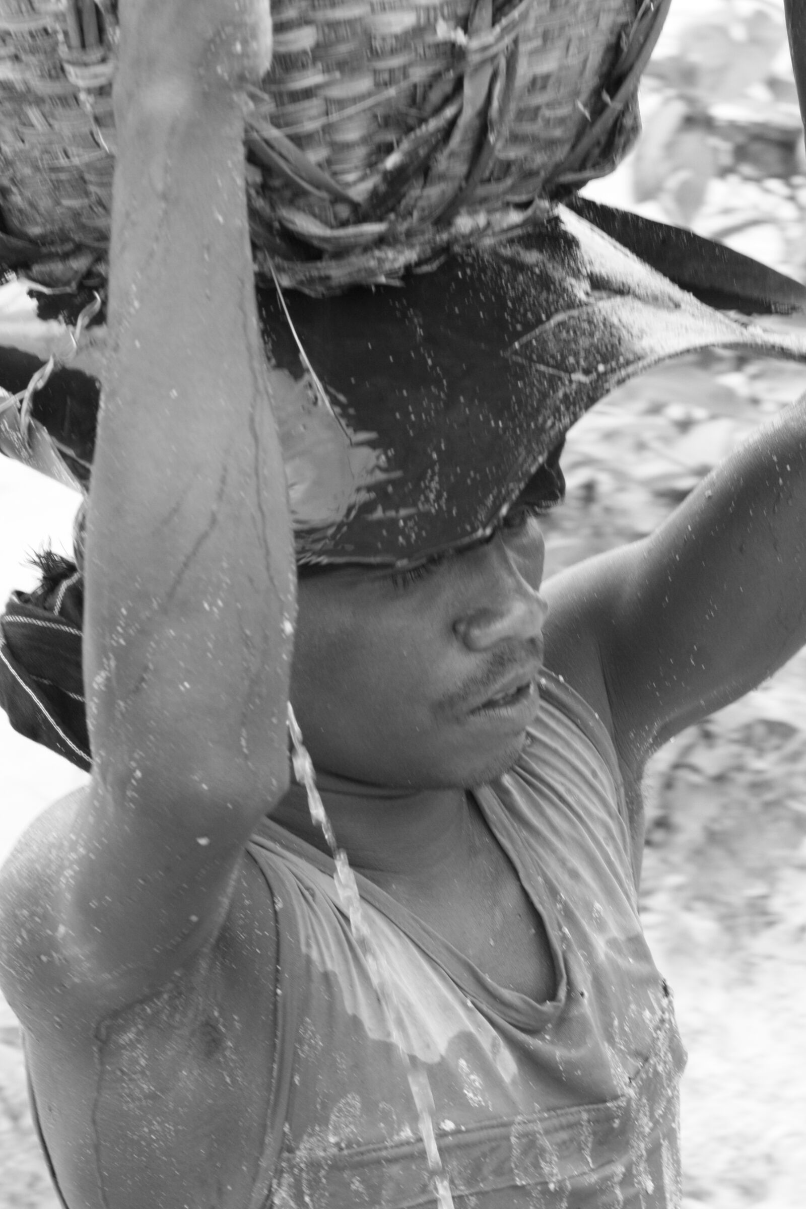 Canon EOS 1000D (EOS Digital Rebel XS / EOS Kiss F) + Canon EF 75-300mm f/4-5.6 sample photo. Bangladesh, hard, worker, labour photography