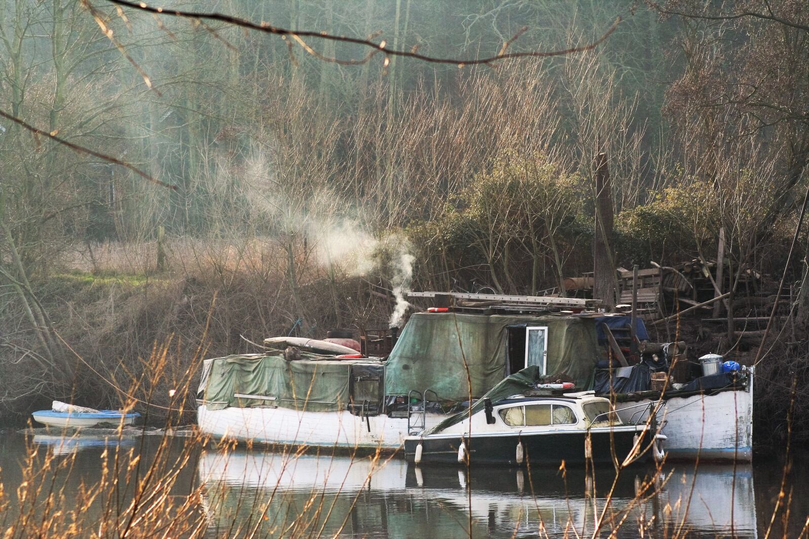 Canon EOS 350D (EOS Digital Rebel XT / EOS Kiss Digital N) sample photo. Boat, river, houseboat photography