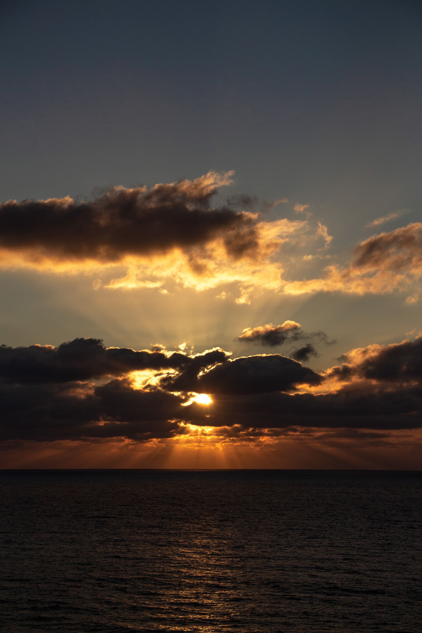 Canon EF-S 18-135mm F3.5-5.6 IS sample photo. Sunset, sun rays, sun photography